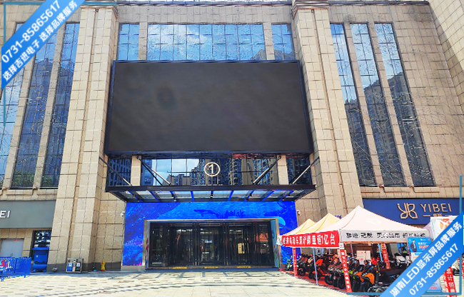 益陽(yáng)某商場(chǎng)戶外門型LED顯示屏