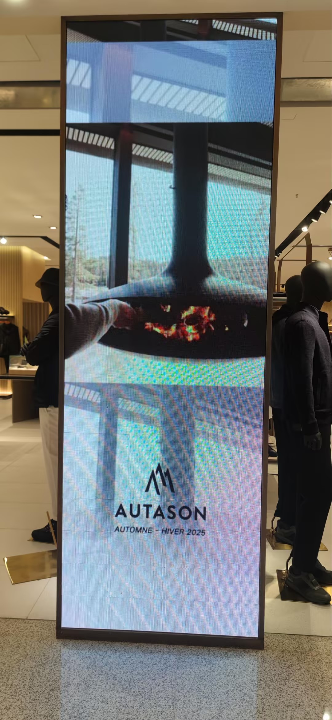 長沙望城區(qū)月亮島某商場(chǎng)LED顯示屏